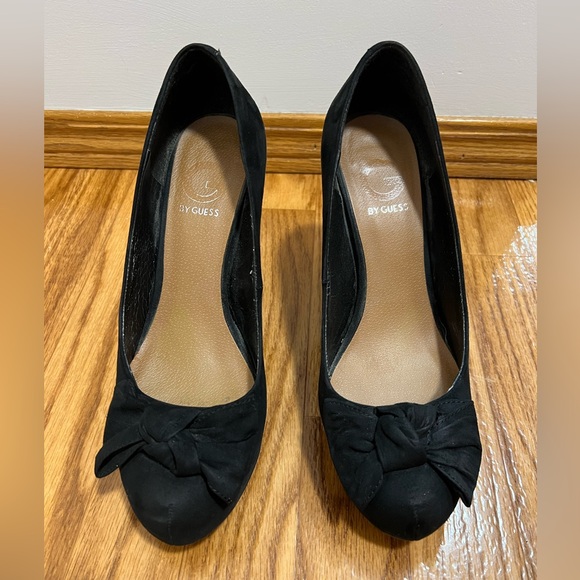 G by Guess bow pumps, size 8.5 - Picture 2 of 15